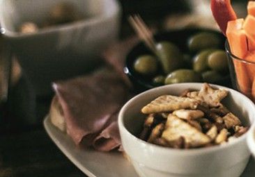 Stuzzichini per l'aperitivo: olive, patatine e salatini