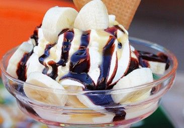Coppa di gelato con banana e cioccolato