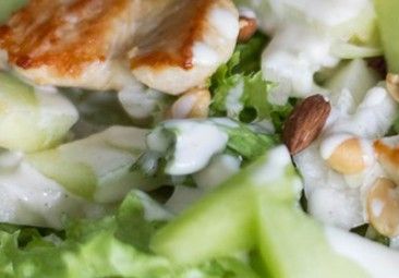 Insalatona con pollo, cetrioli e frutta secca