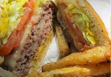 Hamburger tagliato a metà con patatine