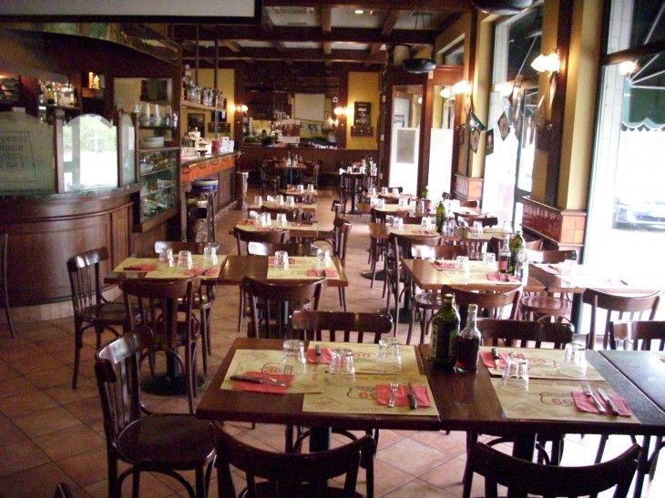 La sala principale con tavoli in legno apparecchiati