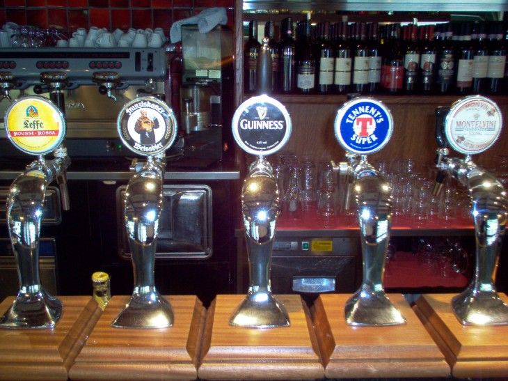 Spillatori di birra al bancone